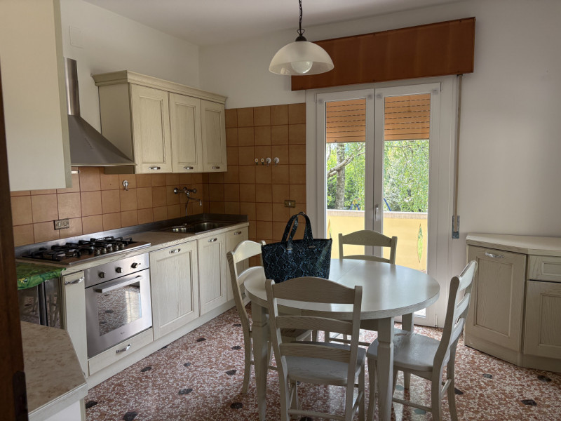 Proponiamo in affitto una splendida casa singola di ben 240 mq situata nella tranquilla e ricerca...
