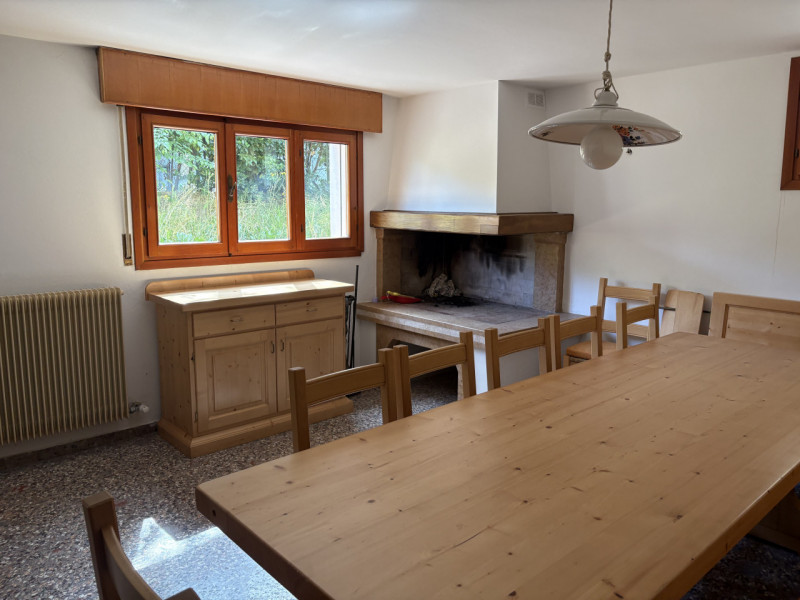 Proponiamo in affitto una splendida casa singola di ben 240 mq situata nella tranquilla e ricerca...
