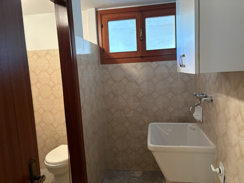 Proponiamo in affitto una splendida casa singola di ben 240 mq situata nella tranquilla e ricerca...