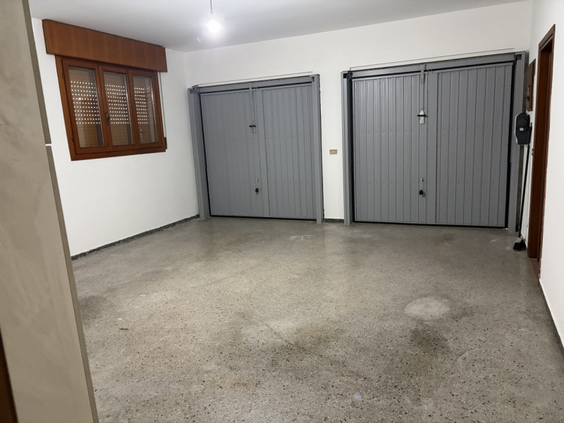 Proponiamo in affitto una splendida casa singola di ben 240 mq situata nella tranquilla e ricerca...