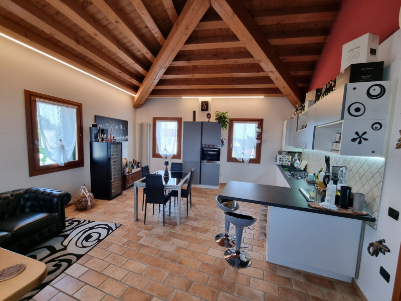 Pojana Maggiore (VI) Località Cagnano, proponiamo in Vendita interessante Appartamento con 3 came...