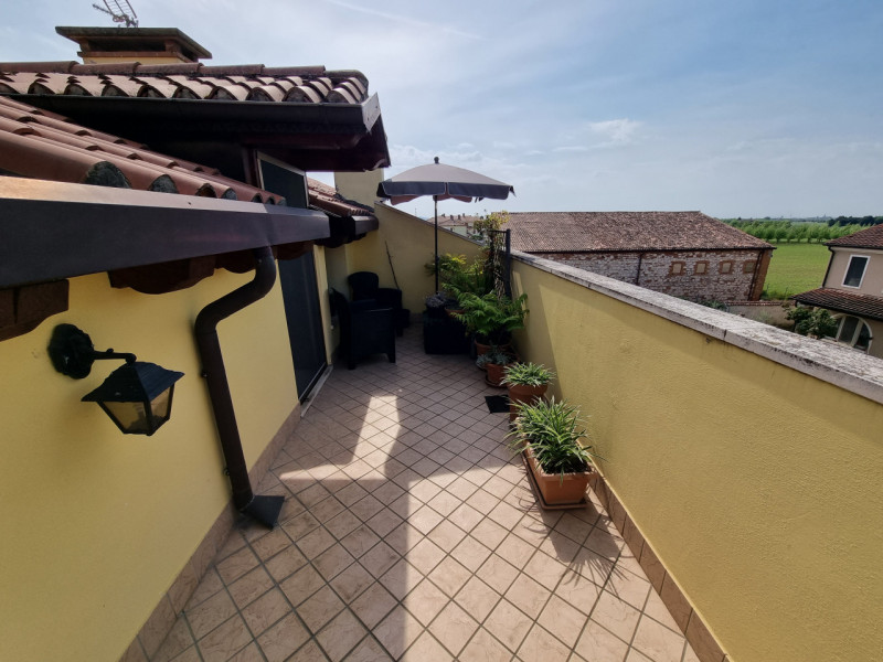 Pojana Maggiore (VI) Località Cagnano, proponiamo in Vendita interessante Appartamento con 3 came...