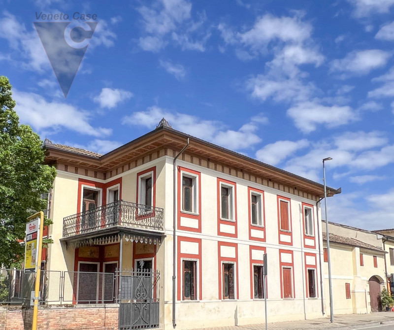Nel cuore della cittadina di Bagnoli di Sopra, si propone in vendita una  Villa in perfetto stile...