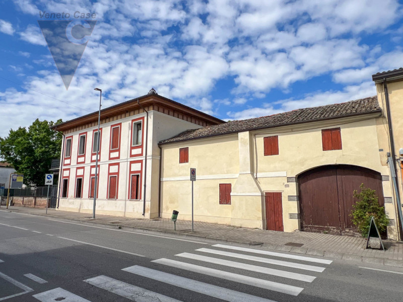 Nel cuore della cittadina di Bagnoli di Sopra, si propone in vendita una  Villa in perfetto stile...