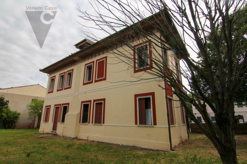 Nel cuore della cittadina di Bagnoli di Sopra, si propone in vendita una  Villa in perfetto stile...