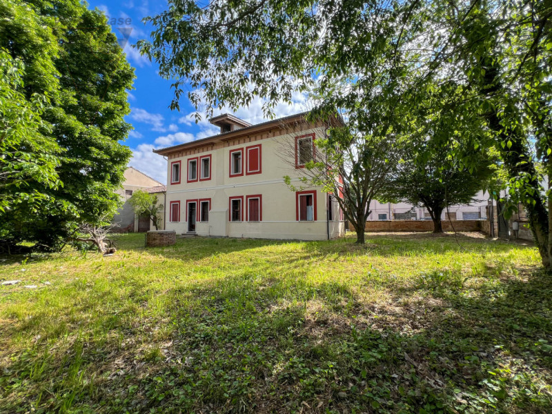 Nel cuore della cittadina di Bagnoli di Sopra, si propone in vendita una  Villa in perfetto stile...