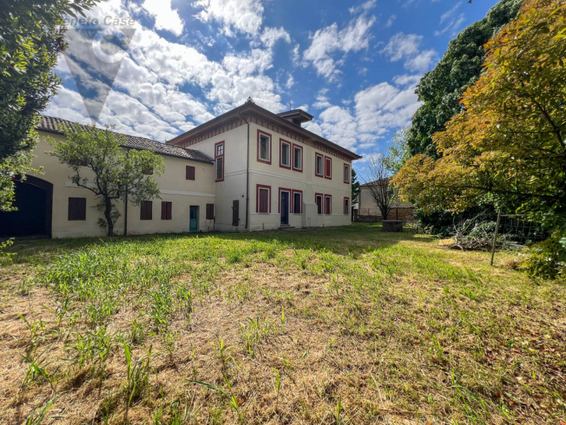 Nel cuore della cittadina di Bagnoli di Sopra, si propone in vendita una  Villa in perfetto stile...