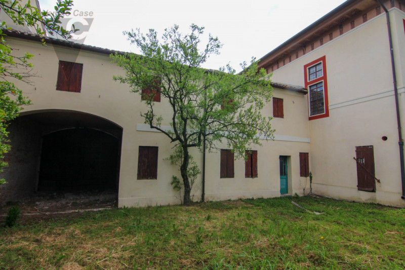 Nel cuore della cittadina di Bagnoli di Sopra, si propone in vendita una  Villa in perfetto stile...