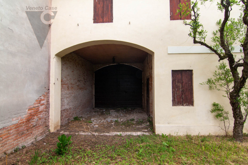 Nel cuore della cittadina di Bagnoli di Sopra, si propone in vendita una  Villa in perfetto stile...