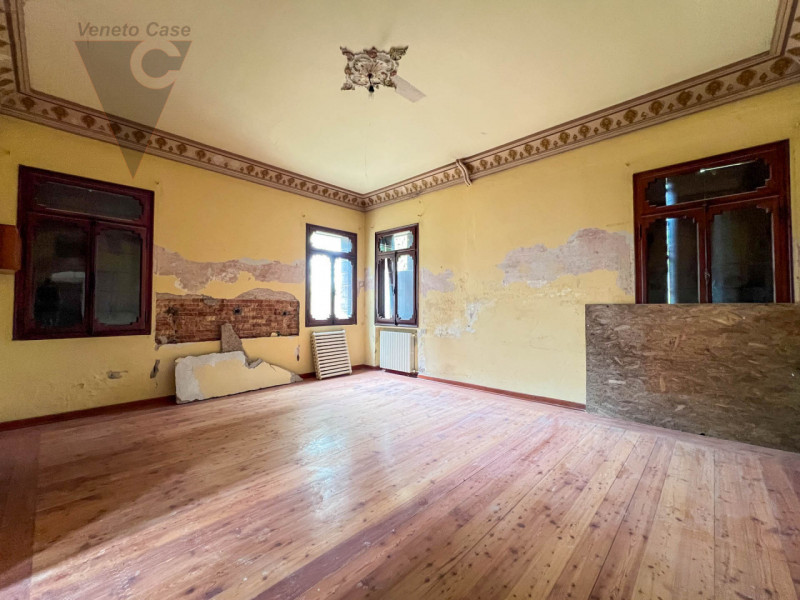 Nel cuore della cittadina di Bagnoli di Sopra, si propone in vendita una  Villa in perfetto stile...