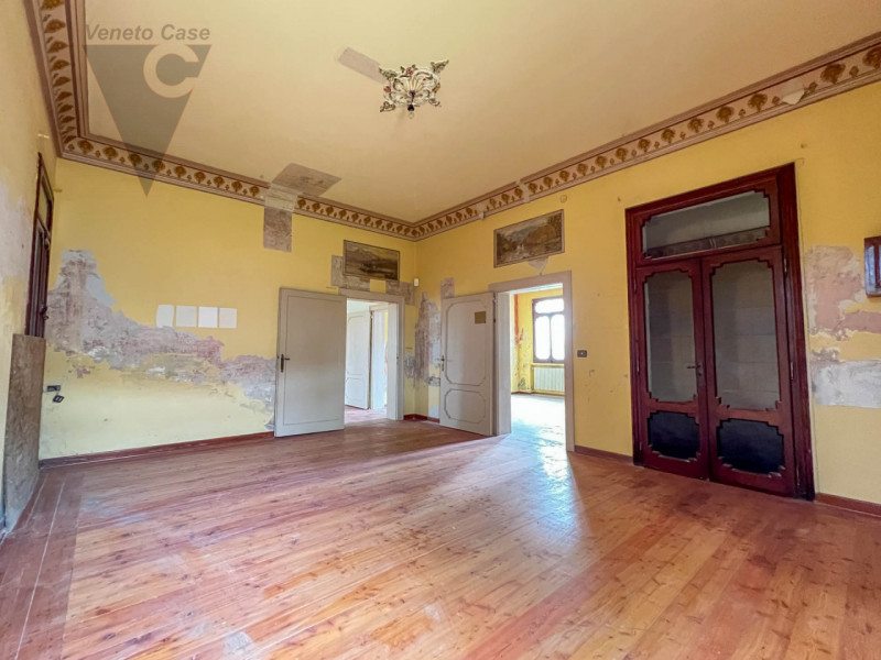 Nel cuore della cittadina di Bagnoli di Sopra, si propone in vendita una  Villa in perfetto stile...