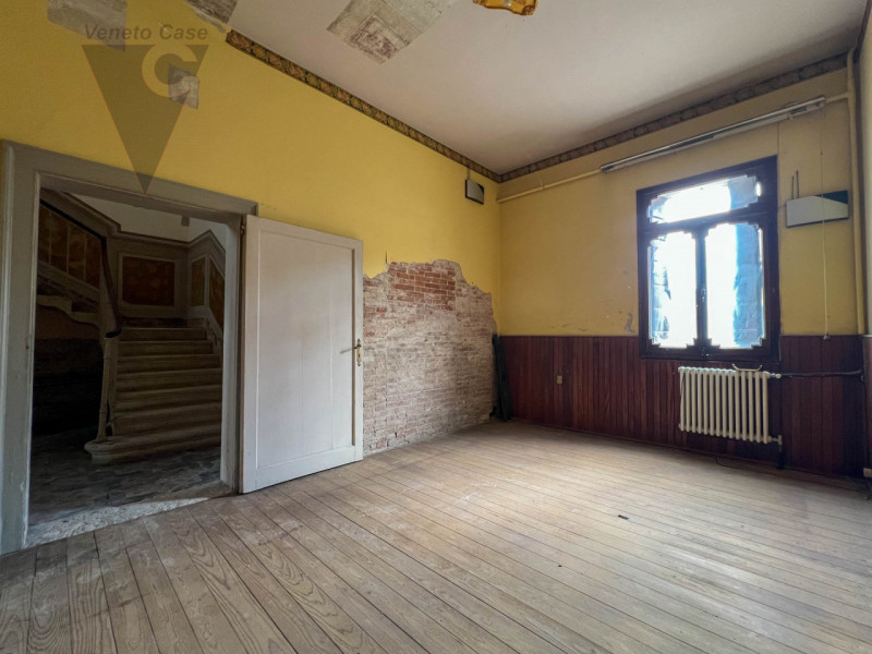 Nel cuore della cittadina di Bagnoli di Sopra, si propone in vendita una  Villa in perfetto stile...