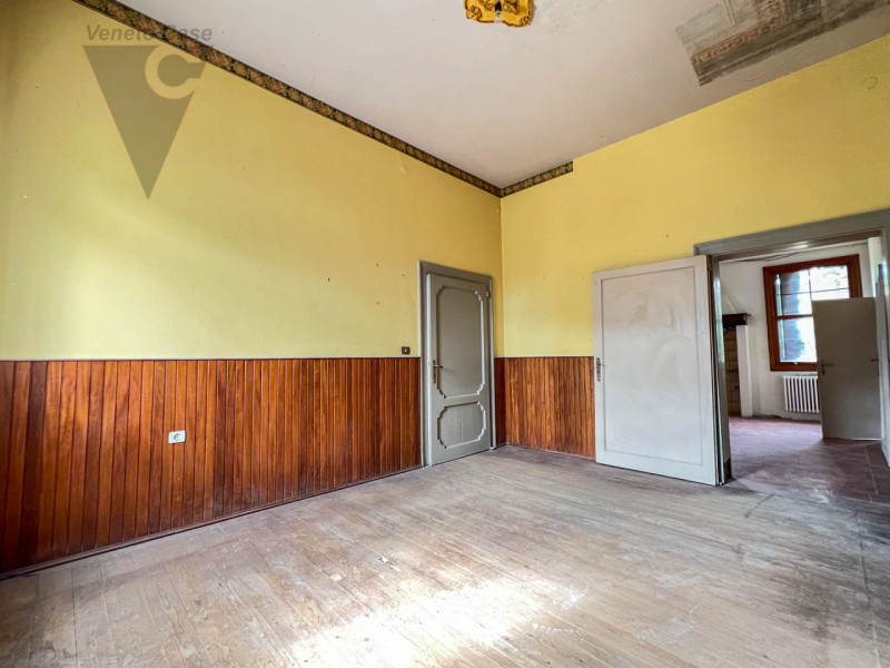 Nel cuore della cittadina di Bagnoli di Sopra, si propone in vendita una  Villa in perfetto stile...