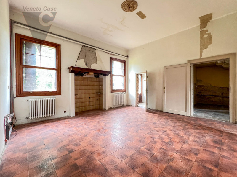 Nel cuore della cittadina di Bagnoli di Sopra, si propone in vendita una  Villa in perfetto stile...