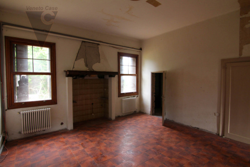 Nel cuore della cittadina di Bagnoli di Sopra, si propone in vendita una  Villa in perfetto stile...