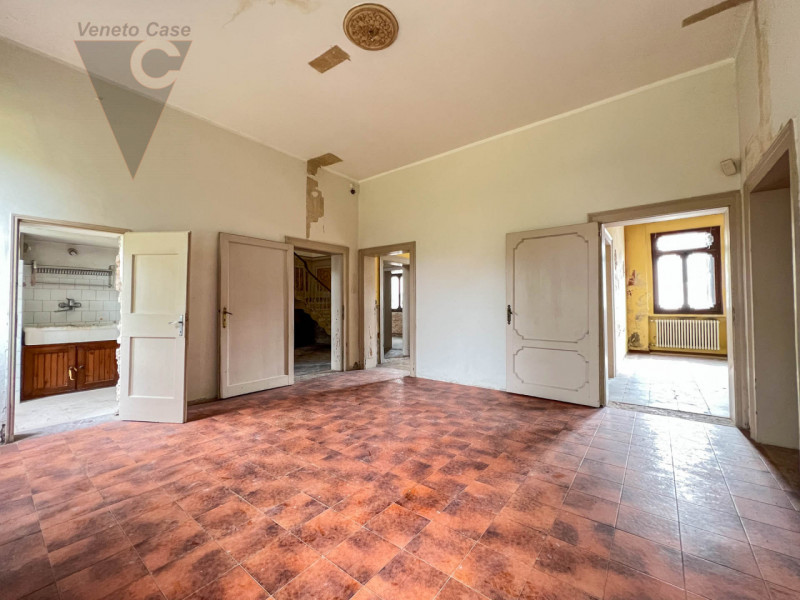 Nel cuore della cittadina di Bagnoli di Sopra, si propone in vendita una  Villa in perfetto stile...