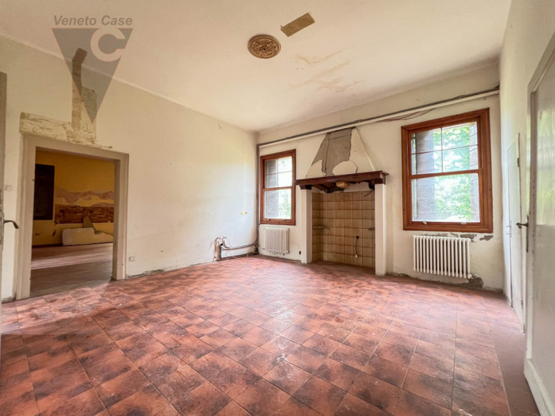 Nel cuore della cittadina di Bagnoli di Sopra, si propone in vendita una  Villa in perfetto stile...
