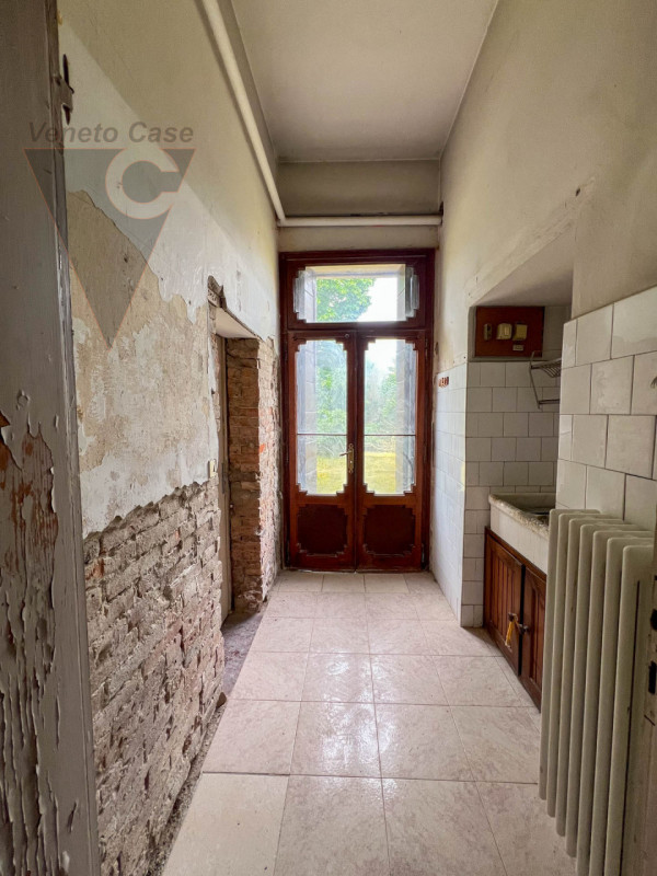 Nel cuore della cittadina di Bagnoli di Sopra, si propone in vendita una  Villa in perfetto stile...