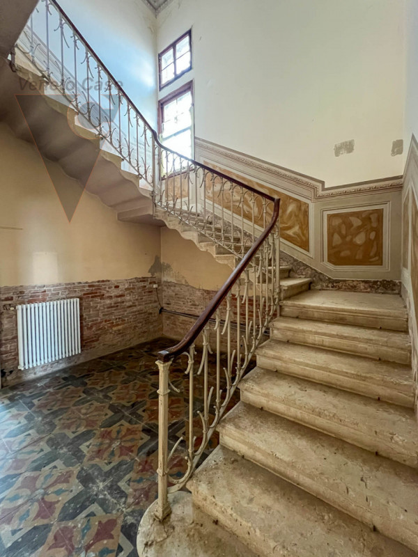 Nel cuore della cittadina di Bagnoli di Sopra, si propone in vendita una  Villa in perfetto stile...