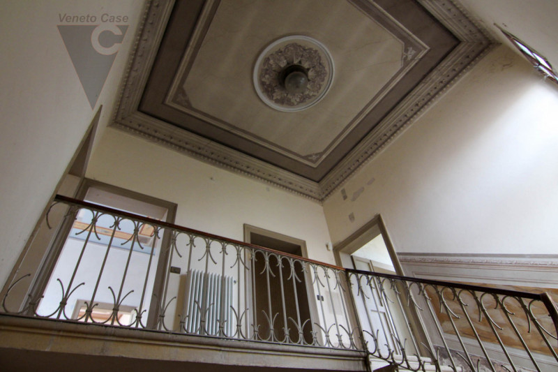 Nel cuore della cittadina di Bagnoli di Sopra, si propone in vendita una  Villa in perfetto stile...