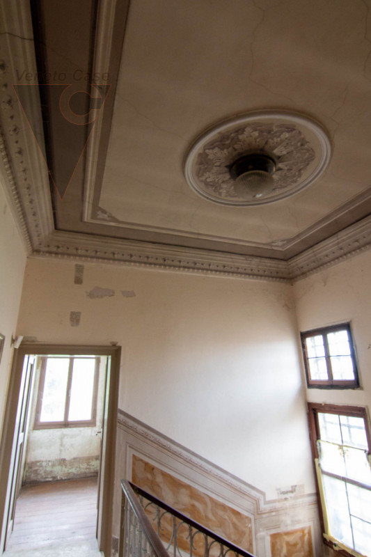 Nel cuore della cittadina di Bagnoli di Sopra, si propone in vendita una  Villa in perfetto stile...