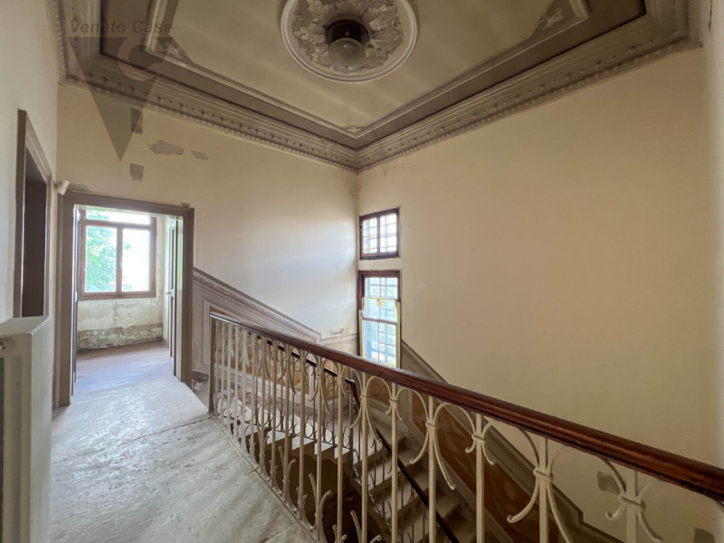 Nel cuore della cittadina di Bagnoli di Sopra, si propone in vendita una  Villa in perfetto stile...