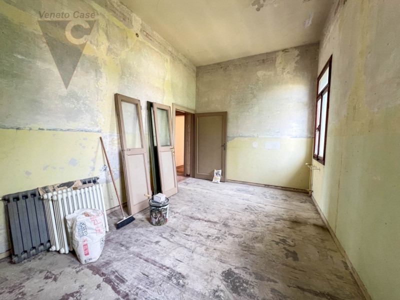 Nel cuore della cittadina di Bagnoli di Sopra, si propone in vendita una  Villa in perfetto stile...