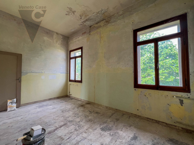 Nel cuore della cittadina di Bagnoli di Sopra, si propone in vendita una  Villa in perfetto stile...
