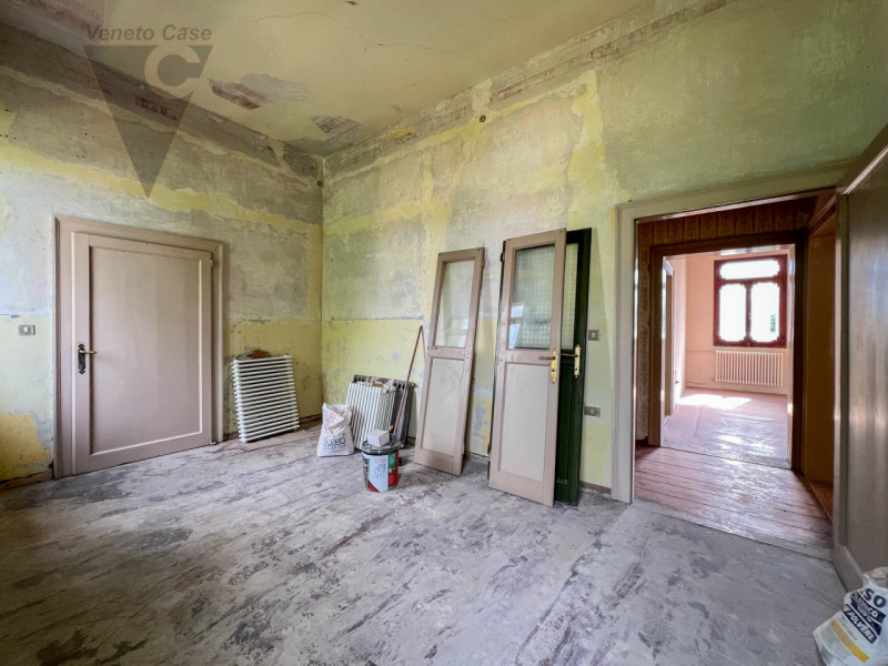 Nel cuore della cittadina di Bagnoli di Sopra, si propone in vendita una  Villa in perfetto stile...