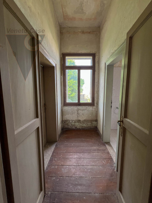 Nel cuore della cittadina di Bagnoli di Sopra, si propone in vendita una  Villa in perfetto stile...