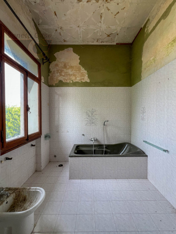 Nel cuore della cittadina di Bagnoli di Sopra, si propone in vendita una  Villa in perfetto stile...