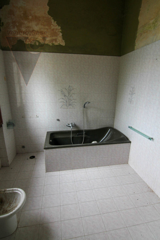 Nel cuore della cittadina di Bagnoli di Sopra, si propone in vendita una  Villa in perfetto stile...