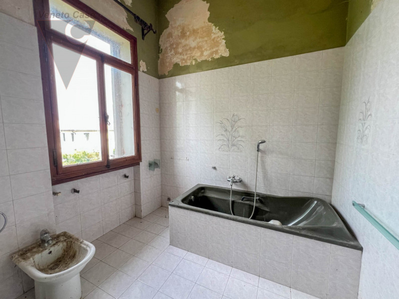 Nel cuore della cittadina di Bagnoli di Sopra, si propone in vendita una  Villa in perfetto stile...