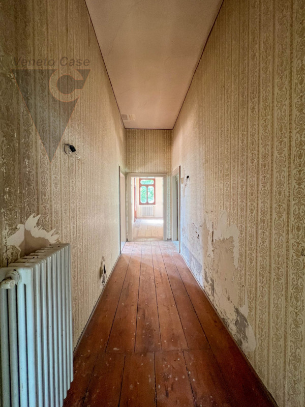 Nel cuore della cittadina di Bagnoli di Sopra, si propone in vendita una  Villa in perfetto stile...