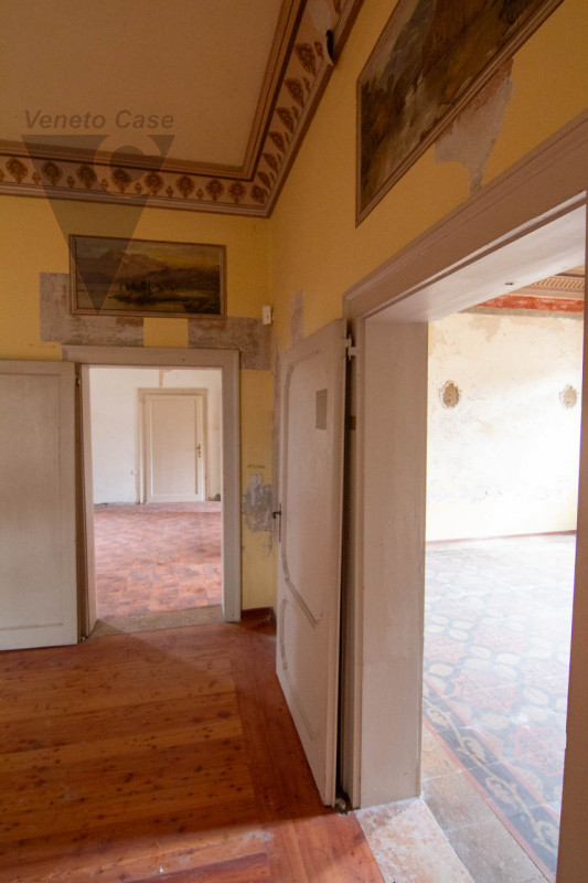 Nel cuore della cittadina di Bagnoli di Sopra, si propone in vendita una  Villa in perfetto stile...