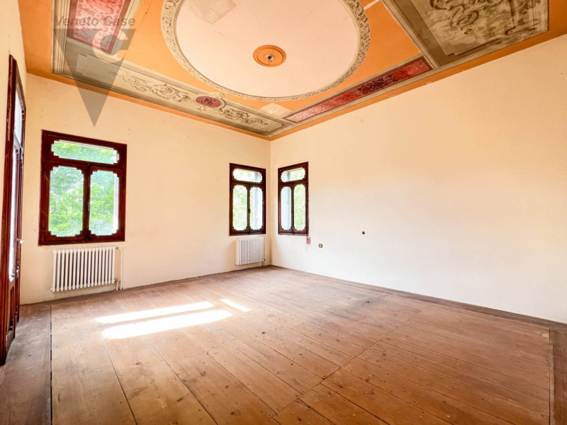 Nel cuore della cittadina di Bagnoli di Sopra, si propone in vendita una  Villa in perfetto stile...