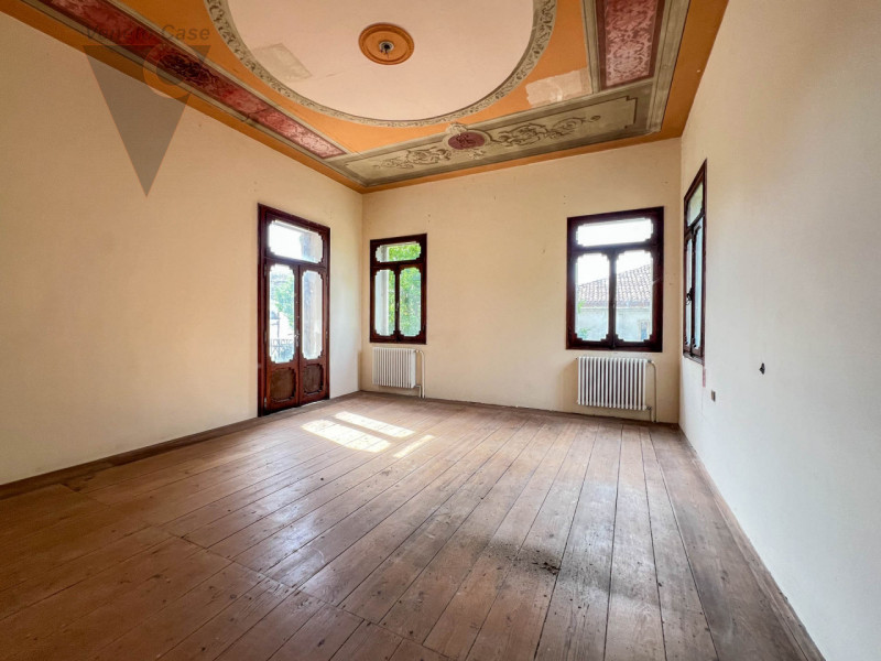 Nel cuore della cittadina di Bagnoli di Sopra, si propone in vendita una  Villa in perfetto stile...