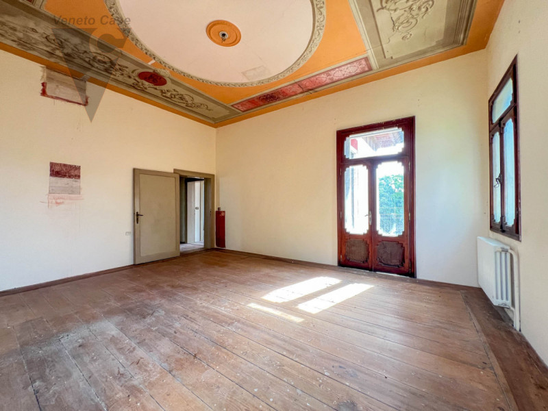 Nel cuore della cittadina di Bagnoli di Sopra, si propone in vendita una  Villa in perfetto stile...
