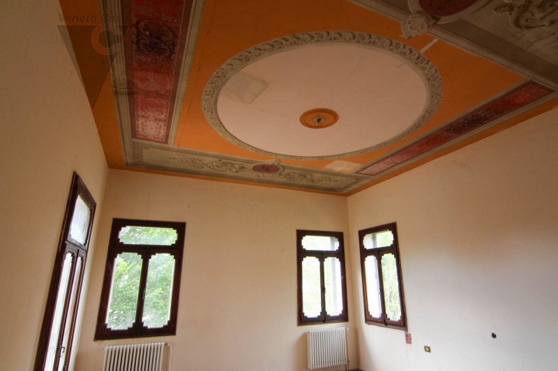 Nel cuore della cittadina di Bagnoli di Sopra, si propone in vendita una  Villa in perfetto stile...