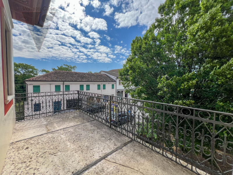 Nel cuore della cittadina di Bagnoli di Sopra, si propone in vendita una  Villa in perfetto stile...