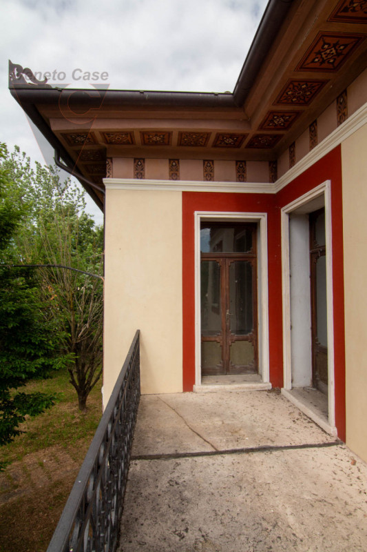 Nel cuore della cittadina di Bagnoli di Sopra, si propone in vendita una  Villa in perfetto stile...