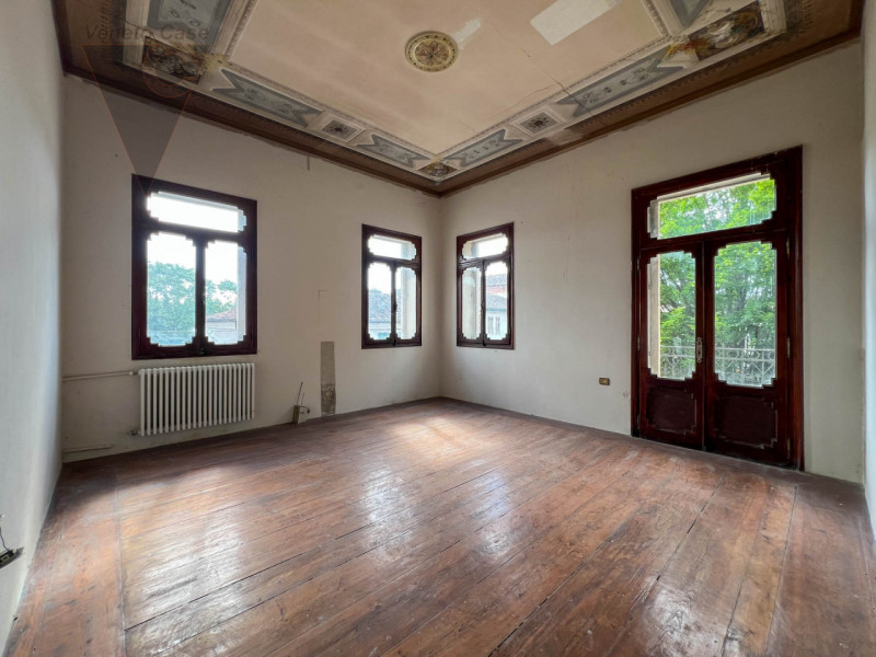 Nel cuore della cittadina di Bagnoli di Sopra, si propone in vendita una  Villa in perfetto stile...