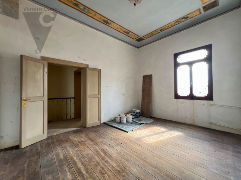 Nel cuore della cittadina di Bagnoli di Sopra, si propone in vendita una  Villa in perfetto stile...