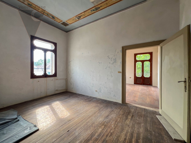 Nel cuore della cittadina di Bagnoli di Sopra, si propone in vendita una  Villa in perfetto stile...