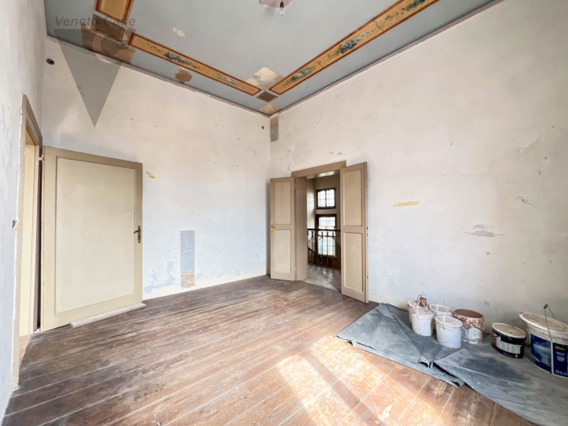 Nel cuore della cittadina di Bagnoli di Sopra, si propone in vendita una  Villa in perfetto stile...