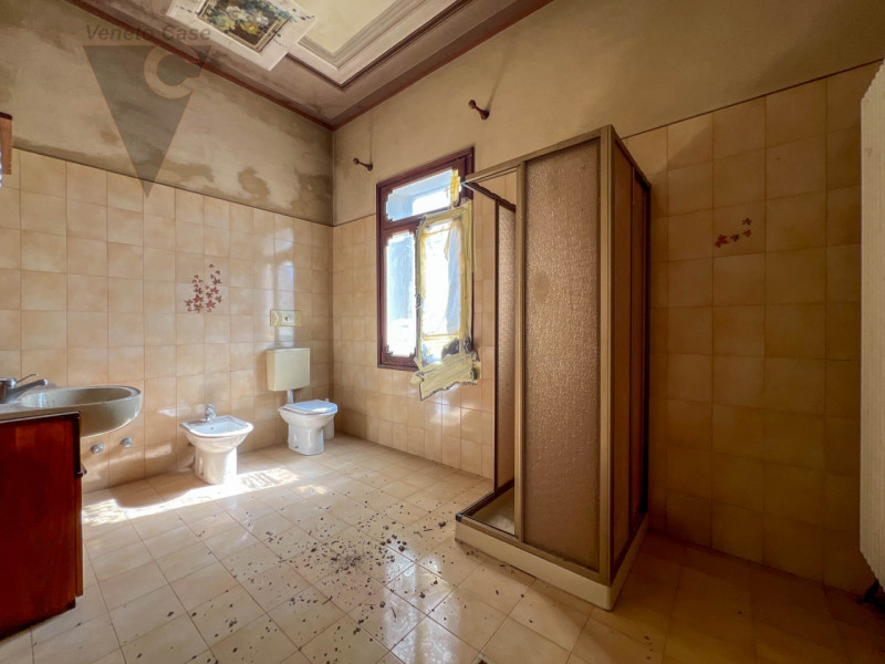 Nel cuore della cittadina di Bagnoli di Sopra, si propone in vendita una  Villa in perfetto stile...