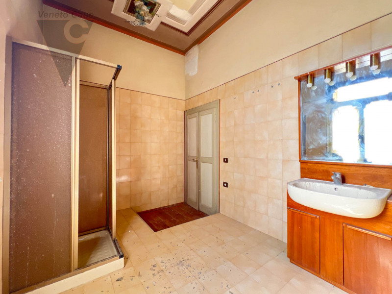 Nel cuore della cittadina di Bagnoli di Sopra, si propone in vendita una  Villa in perfetto stile...