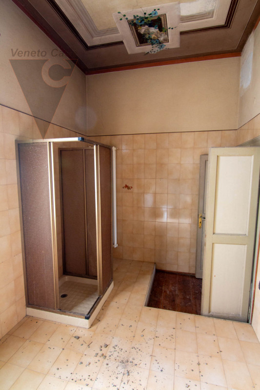 Nel cuore della cittadina di Bagnoli di Sopra, si propone in vendita una  Villa in perfetto stile...
