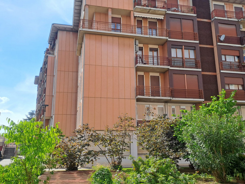 Scopri questo ampio appartamento di 170 m² commerciali, situato al secondo piano di un edificio c...