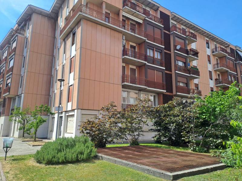 Scopri questo ampio appartamento di 170 m² commerciali, situato al secondo piano di un edificio c...